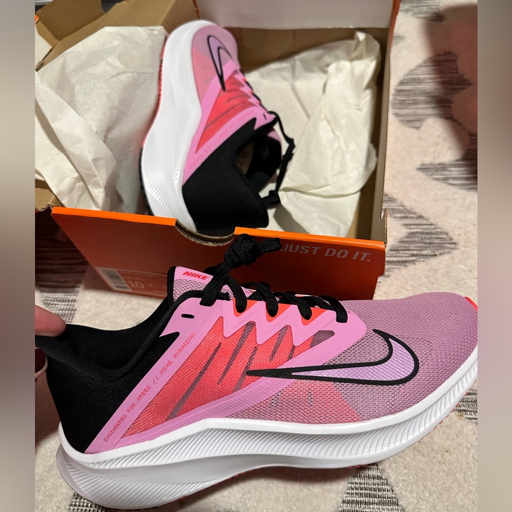 Size 10 NWT Nike shoes